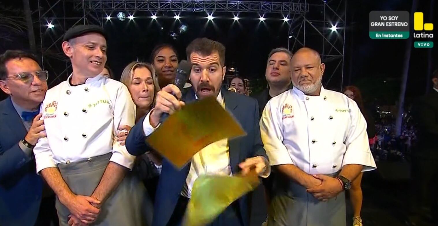 José Peláez leyendo quién es el último ganador de 'El Gran Chef Famosos'.