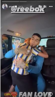 El cantante abrazó a su seguidor (Foto: Anuel AA / Instagram)