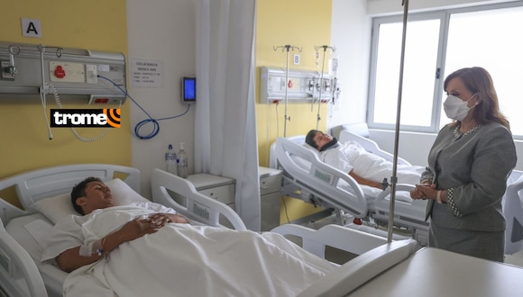 Presidenta Dina Boluarte visitó en el Hospital Nacional PNP Luis N. Sáenz a los tres agentes de la PNP que resultaron heridos en un enfrentamiento armado contra el peligroso 'Maldito Cris'. Foto: Prensa Presidencia
