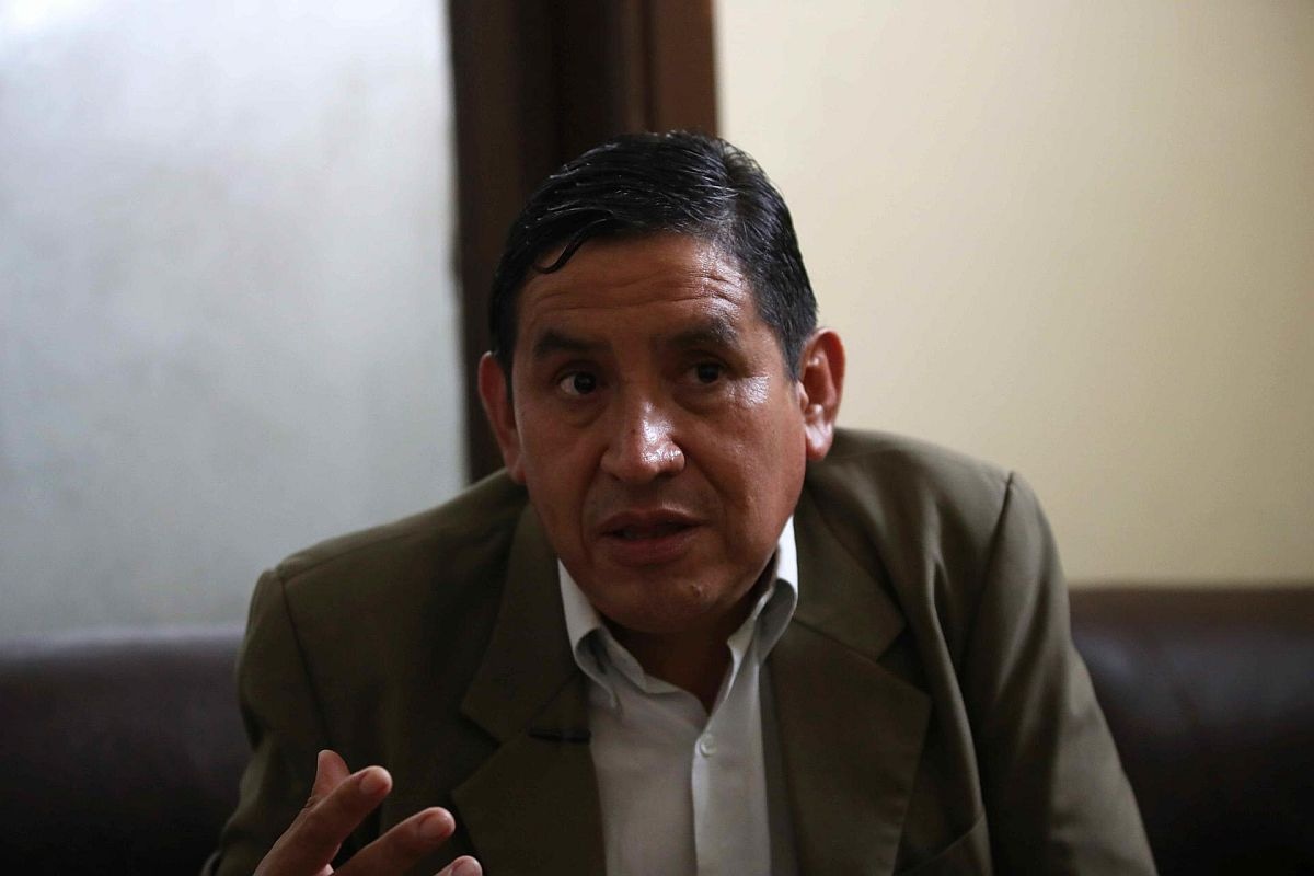 Wilfredo Robles, abogado de Pedro Castillo, registra una denuncia policial por presunta violación. (Foto: EFE)