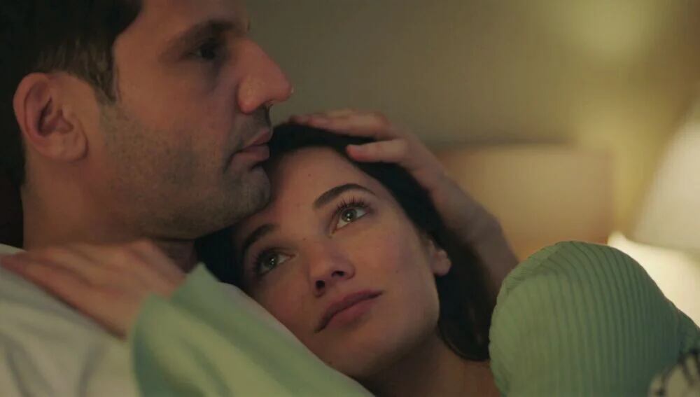 Ceylin e Ilgaz en la telenovela turca "Secretos de familia" (Foto: Ay Yapım