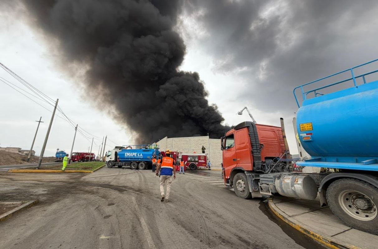 Diversas entidades han llegado a la zona para brindar apoyo ante la gran magnitud del siniestro que se reporta en una fábrica de insumos químicos en Lurin. (Foto: Municipalidad de Lima)