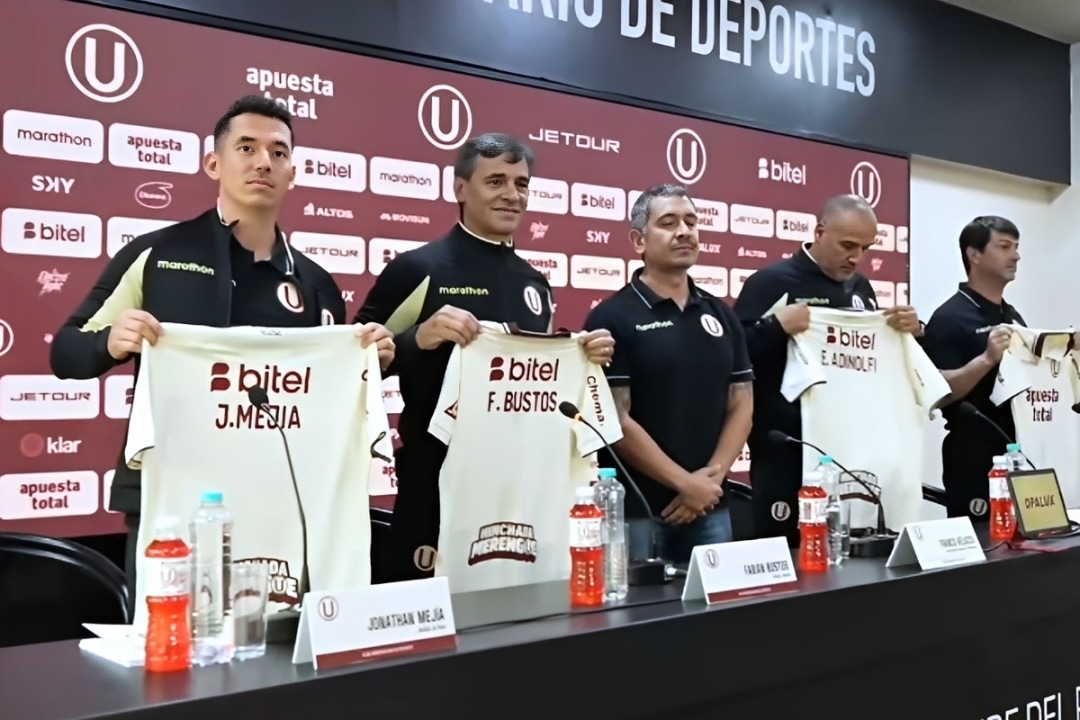 Fabián Bustos psa con la casaquilla crema en su regreso (Foto: @Universitario)