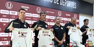 Fabián Bustos psa con la casaquilla crema en su regreso (Foto: @Universitario)