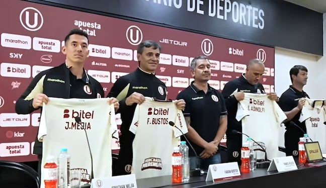 Fabián Bustos psa con la casaquilla crema en su regreso (Foto: @Universitario)