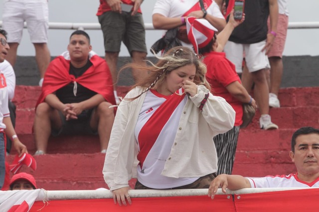 Hinchas peruanos alientan a la selección previo a su encuentro con Paraguay en Ciudad del Este. Foto: Alan Ramírez