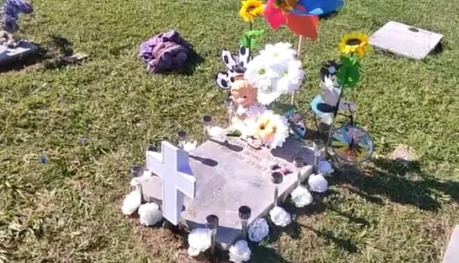 La tumba fue adornada con un ángel (Foto: Liliana Collado)