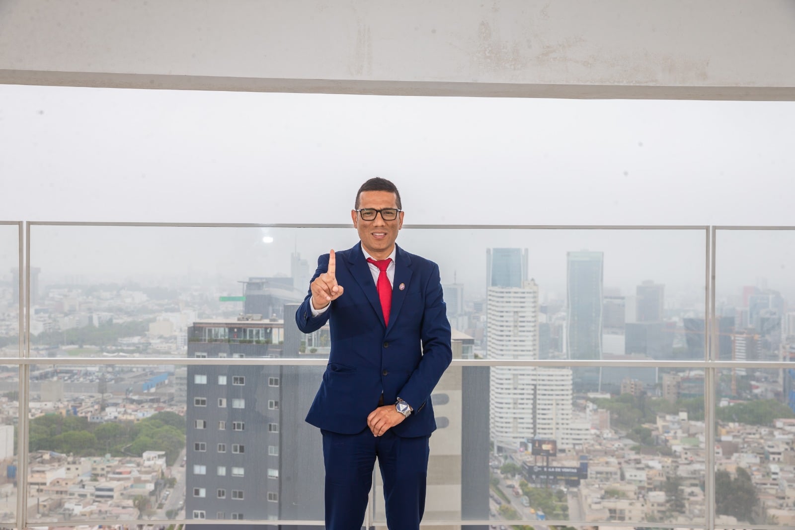 Su primera comisión fue al cementerio de Comas (Foto: Allengino Quintana)