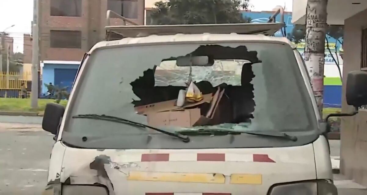 Así terminó combi tras enfrentamiento. (América Tv)