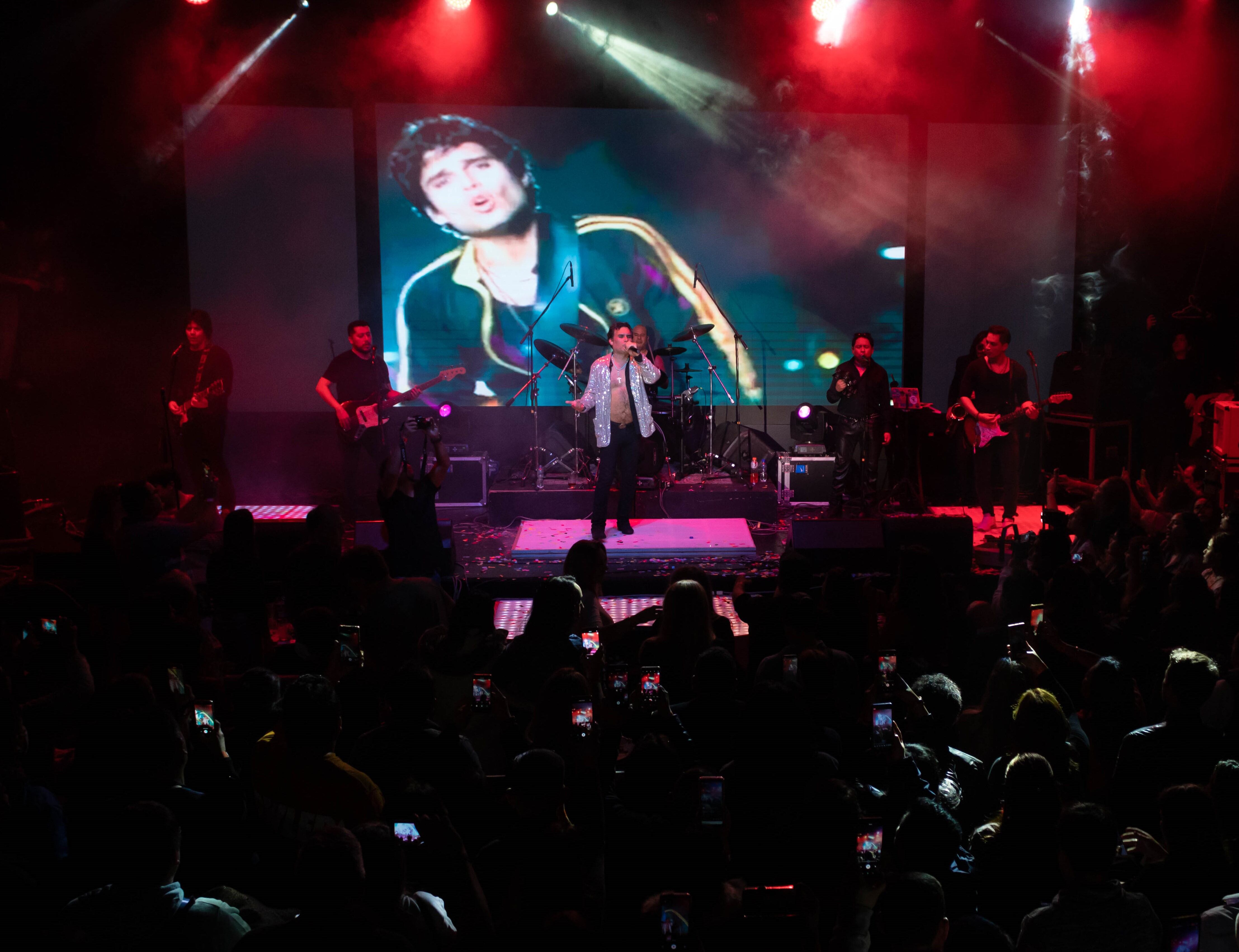 Los temas de Pedro Suárez Vértiz y de "Arena Hash" no podían faltar en una noche rockera. .