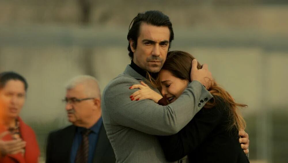 Hakan consolando a Züelyha tras la explosión de la bomba (Foto: Tims & B Productions)