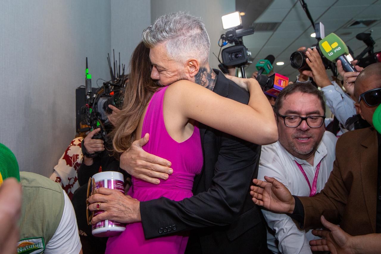 Tinelli estuvo en la conferencia de prensa de su novia y compartieron romántico momento. (Foto: Fernando Sangama)