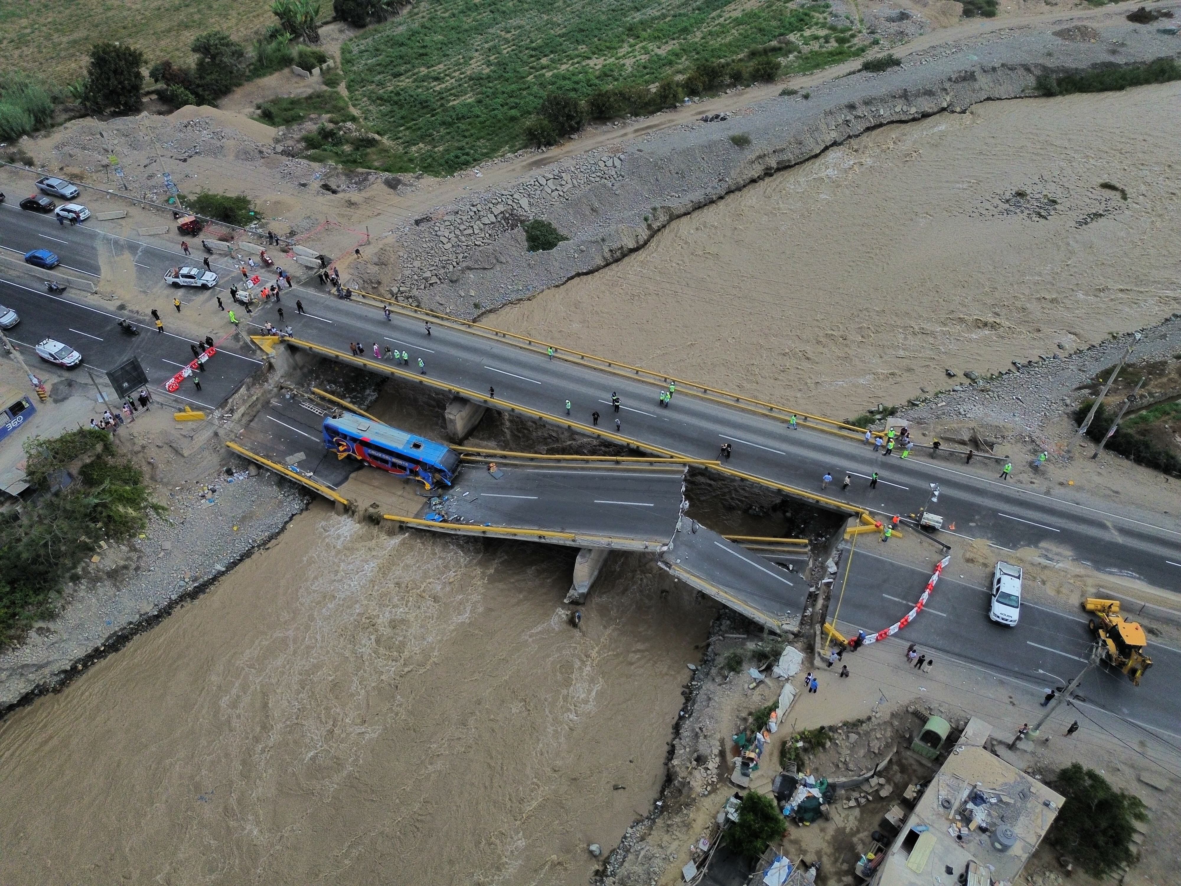 Accidente de bus en Chancay por caída de puente dejó al menos dos muertos y 45 heridos. (Foto: Antonio Melgarejo / @photo.gec)
