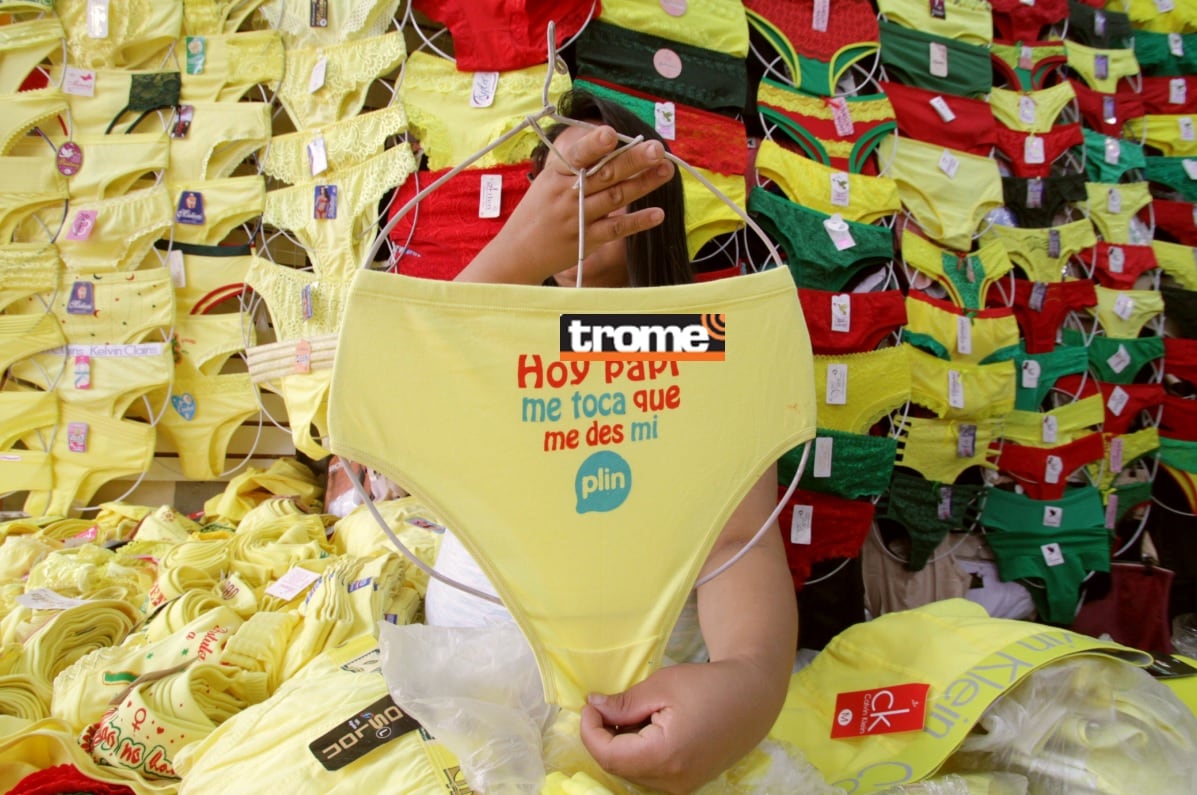 Empezó la oferta de calzones amarillos con ocurrentes frases para recibir el 2024. (Entrevista: Isabel Medina / Foto: Alan Ramíez / Trome).