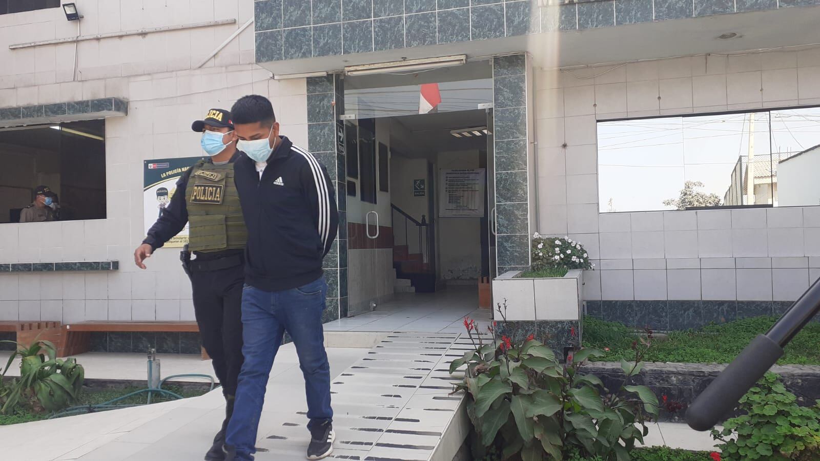 Los presuntos asaltantes Los Gatilleros del Sur' fueron intervenidos. (fotos: Mónica Rochabrum/Trome)