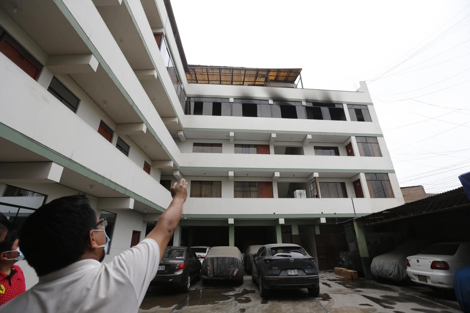 Incendio ocurrió en el cuarto piso del inmueble. Por suerte fue controlado a tiempo por los bomberos. | Foto: Violeta Ayasta / Trome / Grupo El Comercio