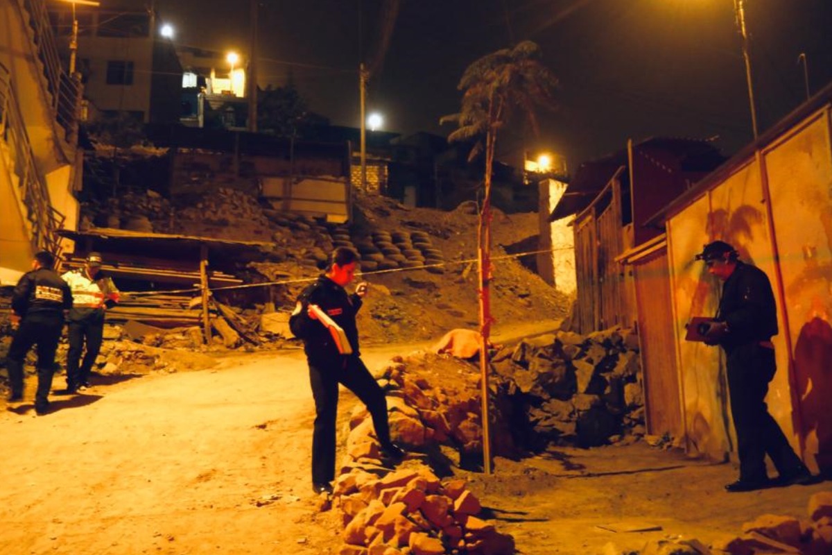 De acuerdo con testigos, la víctima fue llevada al lugar en un mototaxi y obligada a correr antes de recibir los disparos por la espalda. Foto: César Grados/@photo.gec