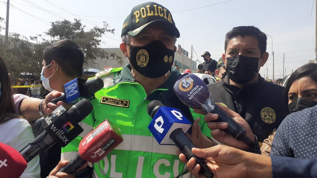 Nueve hombres, sospechosos de cometer delitos de extorsión, fueron atrapados en un auto y una camioneta. (fotos: Mónica Rochabrum/Trome)