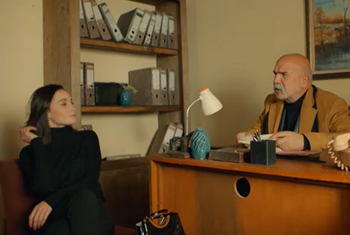 Betül le cuenta todo a Çolak. (Foto: Tims & B Productions)