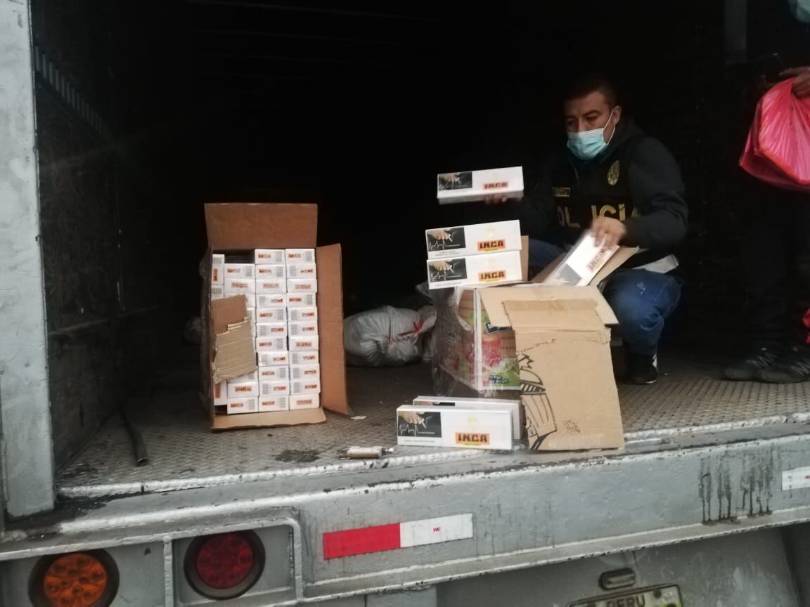 Policías de la Dirección de la Policía Fiscal decomisaron cigarrillos y bicicletas de contrabando en dos importantes operativos en Pucusana y el Callao. El monto de lo incautado asciende a más de dos millones y medio de soles.