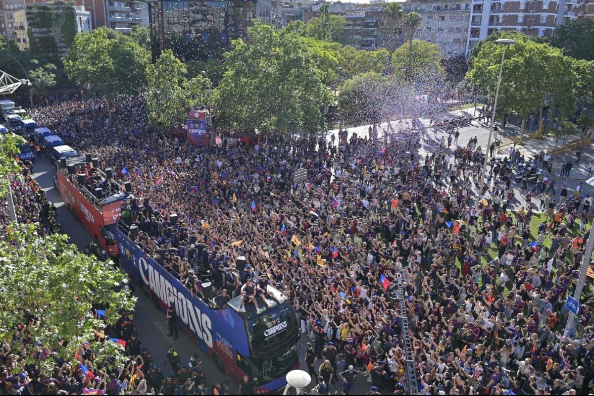 Mar azulgrana festejan con sus jugadore un nuevo título (Foto: AFP)