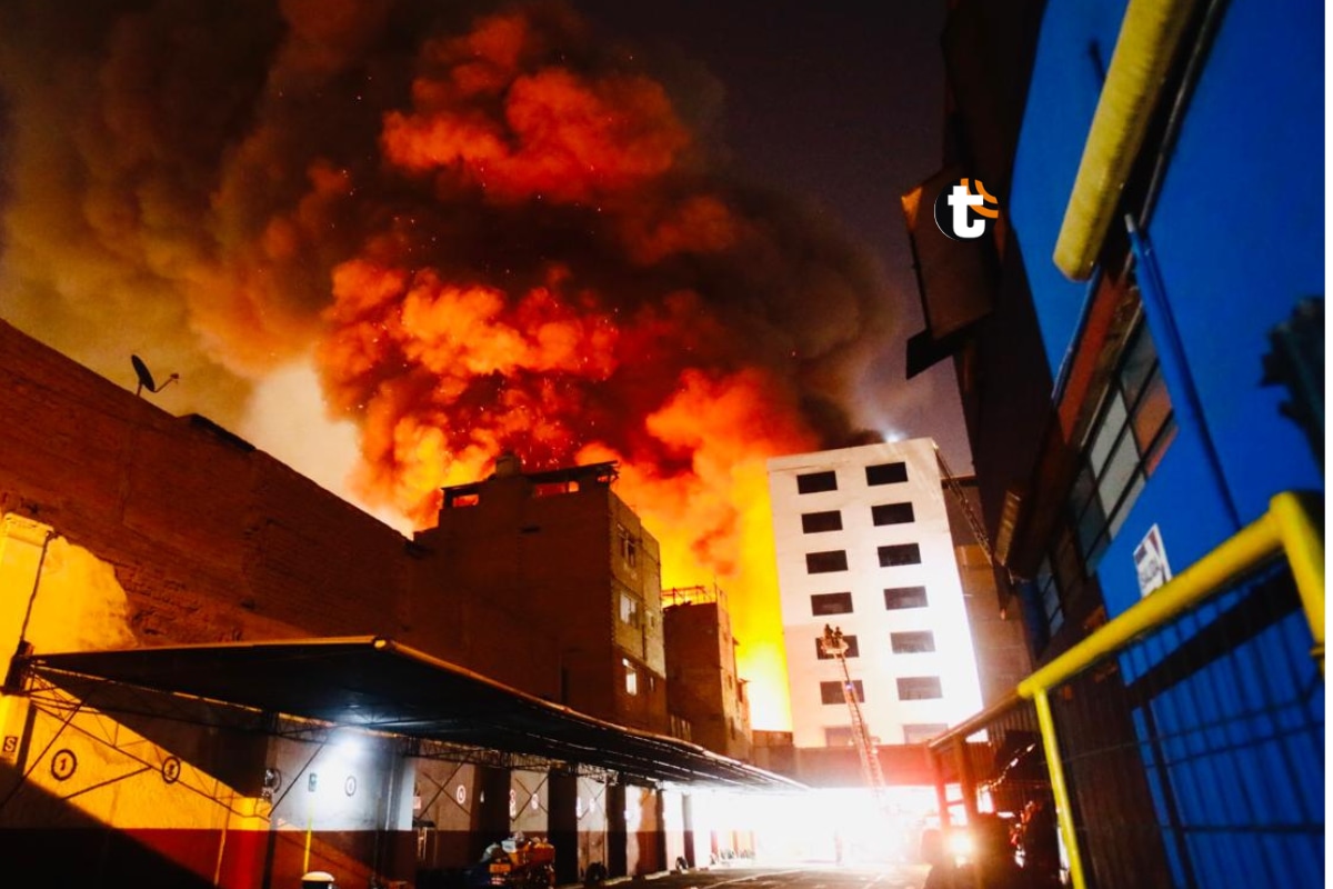 Terrible. Edificio donde funcionaba almacén clandestin arde en llamas en el Cercado de Lima. (Mario Zapata @gec)