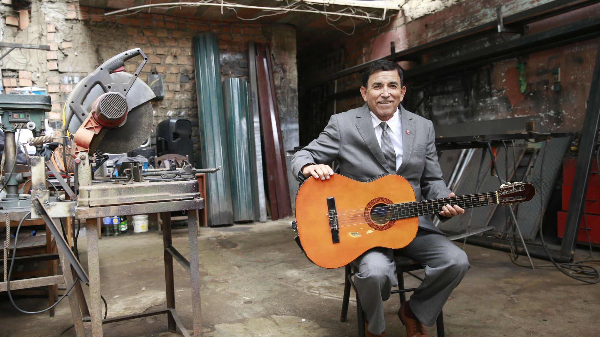 El artista Luis Alberto Calle Maldonado trabaja también como cerrajero. Foto: Allengino Quintana