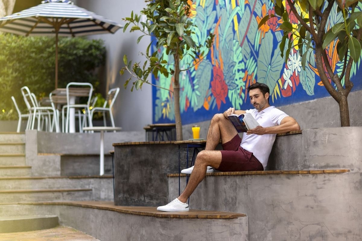 Las tendencias de moda para primavera-vernoa están llenas de color, alegría y optimismo, son una celebración a la vida. Los estampados vibrantes, las prendas fluidas y los accesorios llamativos son los protagonistas de esta temporada.