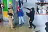 ¡Delincuentes sembraron el terror en centro comercial! Cámara capta el violento asalto de dos cambistas en Cercado de Lima