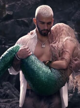 Shakira como sirena siendo cargada por Manuel Turizo en el video musical de "Copa vacía" (Foto: Shakira / YouTube)