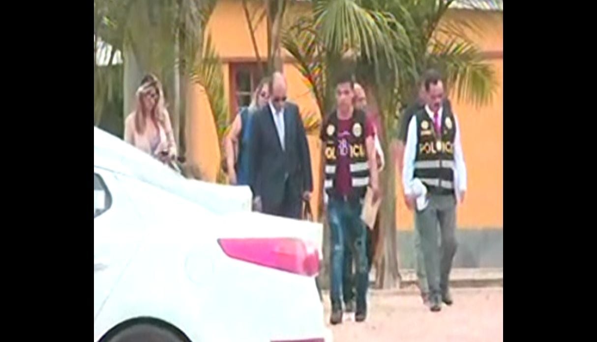 Autoridades durante la inspección a la casa donde se llevó a cabo la llamada Fiesta del Terror en Mala.