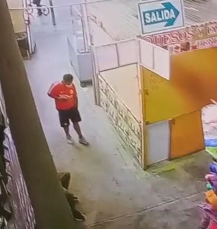 Un delincuente fingió ser un discapacitado y robó en pocos segundos una cajita con dinero de un puesto en el mercado 'El Amauta 1'.