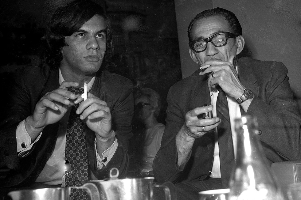 Al quimboso y contoneado cubano siempre terminaban llevándolo a la corte, donde lo esperaba un implacable juez que a veces sucumbía a sus ocurrencias, pero que siempre lo condenaba a la reja, con una sentencia en rima. 'Tres Patines' nos dejó en la retina, esa gracia y esa facilidad para 'robarnos' una sonrisa y por que no, hasta una carcajada con sus hilarantes actuaciones. ¡Cosa más grande de la vida; Chico!
<div>
<a href="https://www.tiendaelcomercio.com/" target="_blank">
<img src=https://cloudfront-us-east-1.images.arcpublishing.com/elcomercio/XVX2QLAMXNGRFOZYJHTK2CI3HA.jpg width="100%">
</a>
</div>