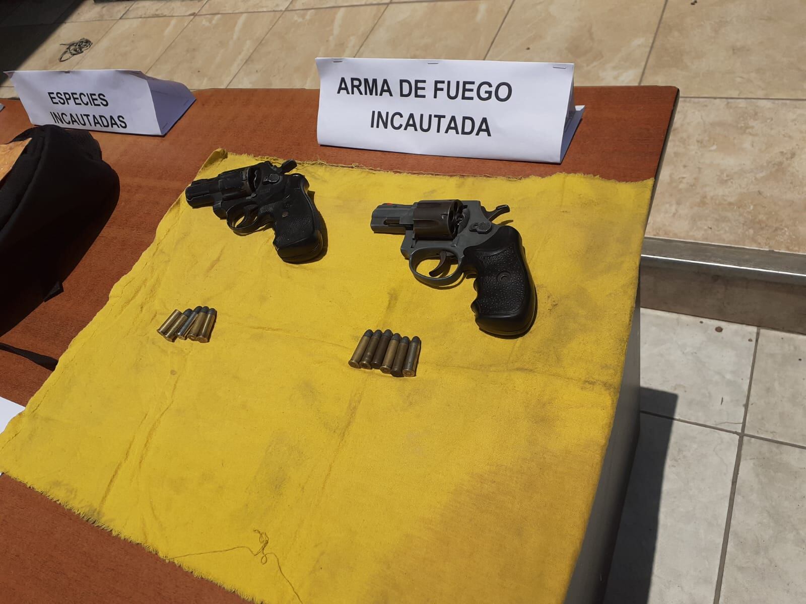 Tras una persecución de varias cuadras, tres presuntos integrantes de la banda ‘Los Gatilleros de Canto Rey’, liderados por un venezolano, y quienes se habrían hecho pasar como colectiveros, fueron atrapados por varias brigadas de policías. (foto: Mónica Rochabrum)