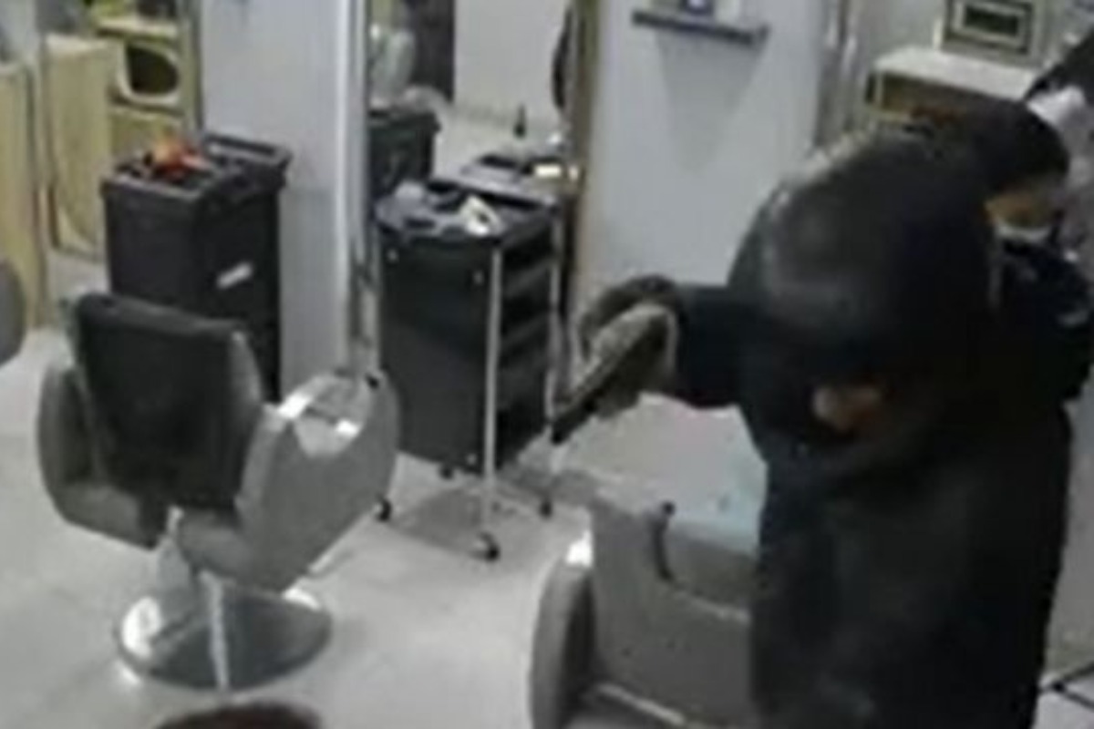 Las cámaras de seguridad grabaron cómo los hombres armados asaltaron rápidamente a clientas y trabajadoras.