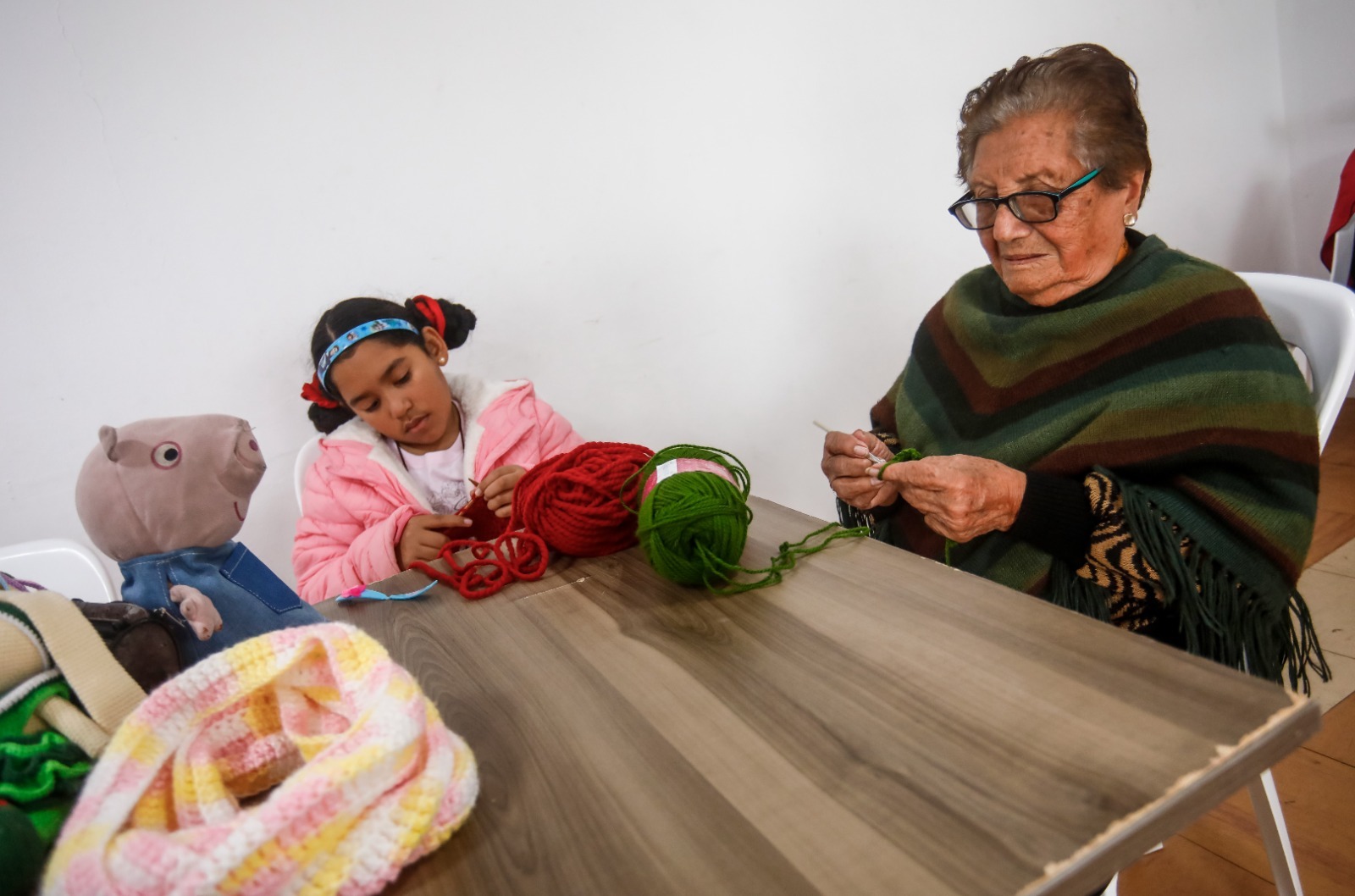 Las dos tienen muchas ganas de aprender y salir adelante gracias a su amor por el arte de la lana y el crochet.
