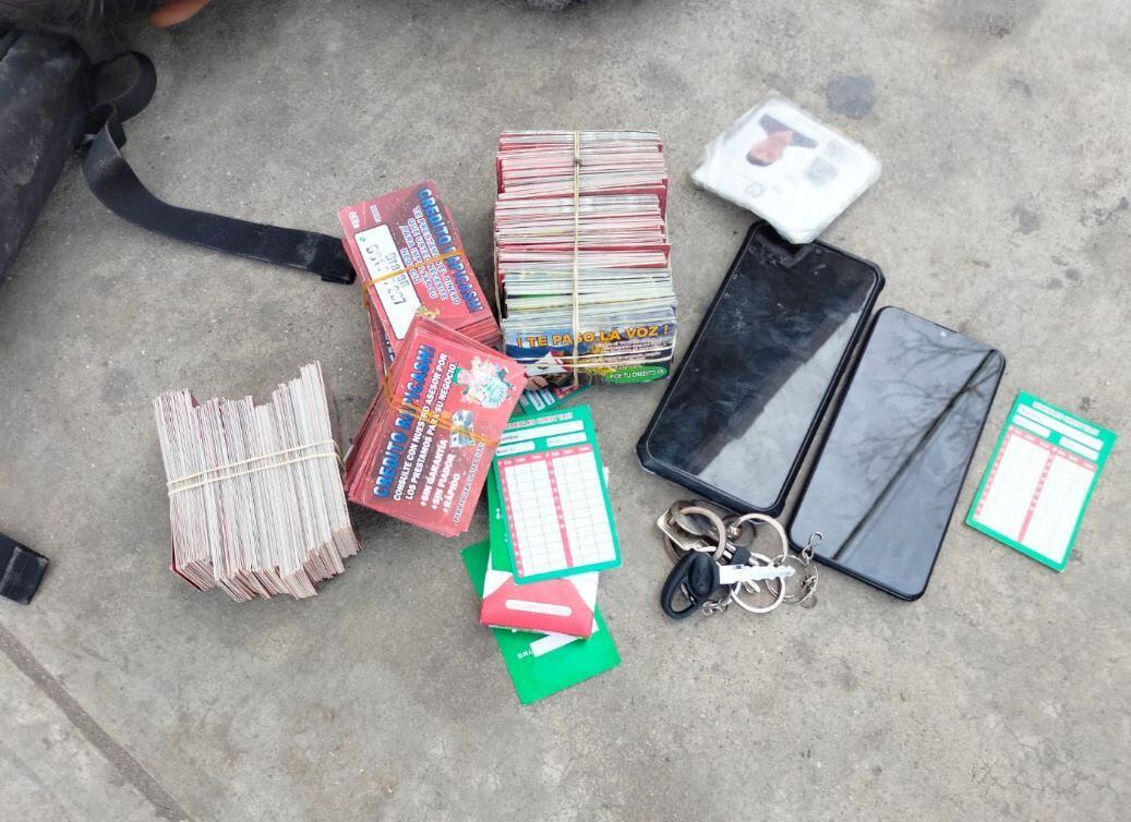 Se les halló 700 tarjetas con las que buscaban convencer a sus víctimas de aceptar el préstamo.