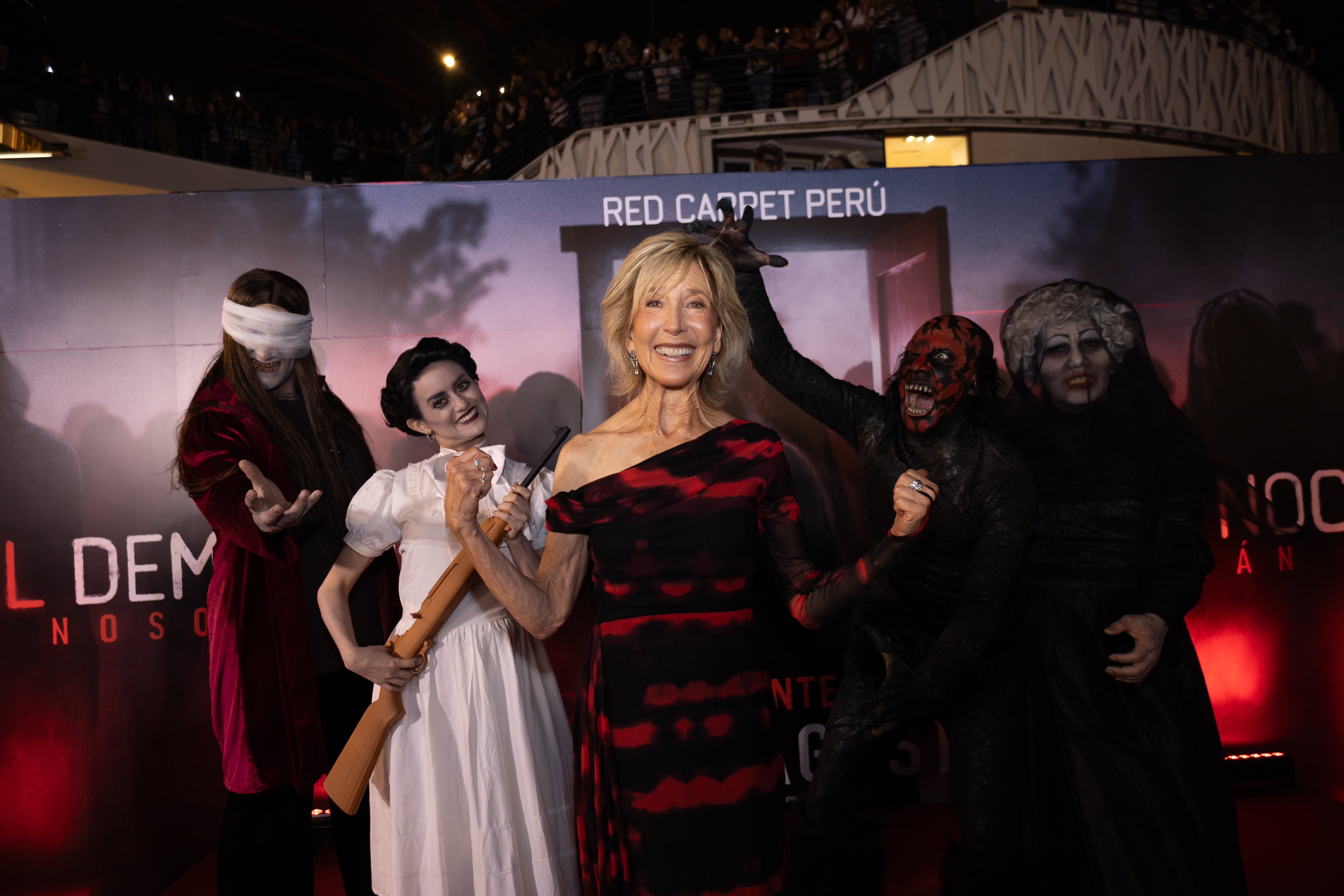 Lin Shaye estuvo muy contenta con el diseño del atuendo que hizo Claudia. Foto: Difusión.