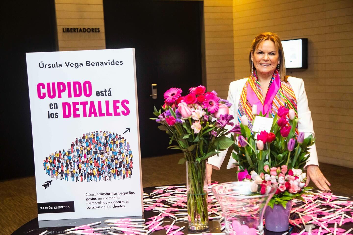 La reconocida relacionista pública Úrsula Vega acaba de lanzar su tercer libro 'Cupido está en los detalles', donde busca revalorar la importancia de los pequeños gestos en las relaciones humanas y los negocios. Foto: Facebook Úrsula Vega.