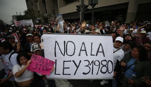 Comerciantes de Mesa Redonda protestan frente al Congreso para exigir derogatoria de Ley N° 31980