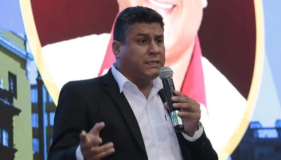 Yuri Castro fue docente por casi ocho años y ahora es parlamentario andino.