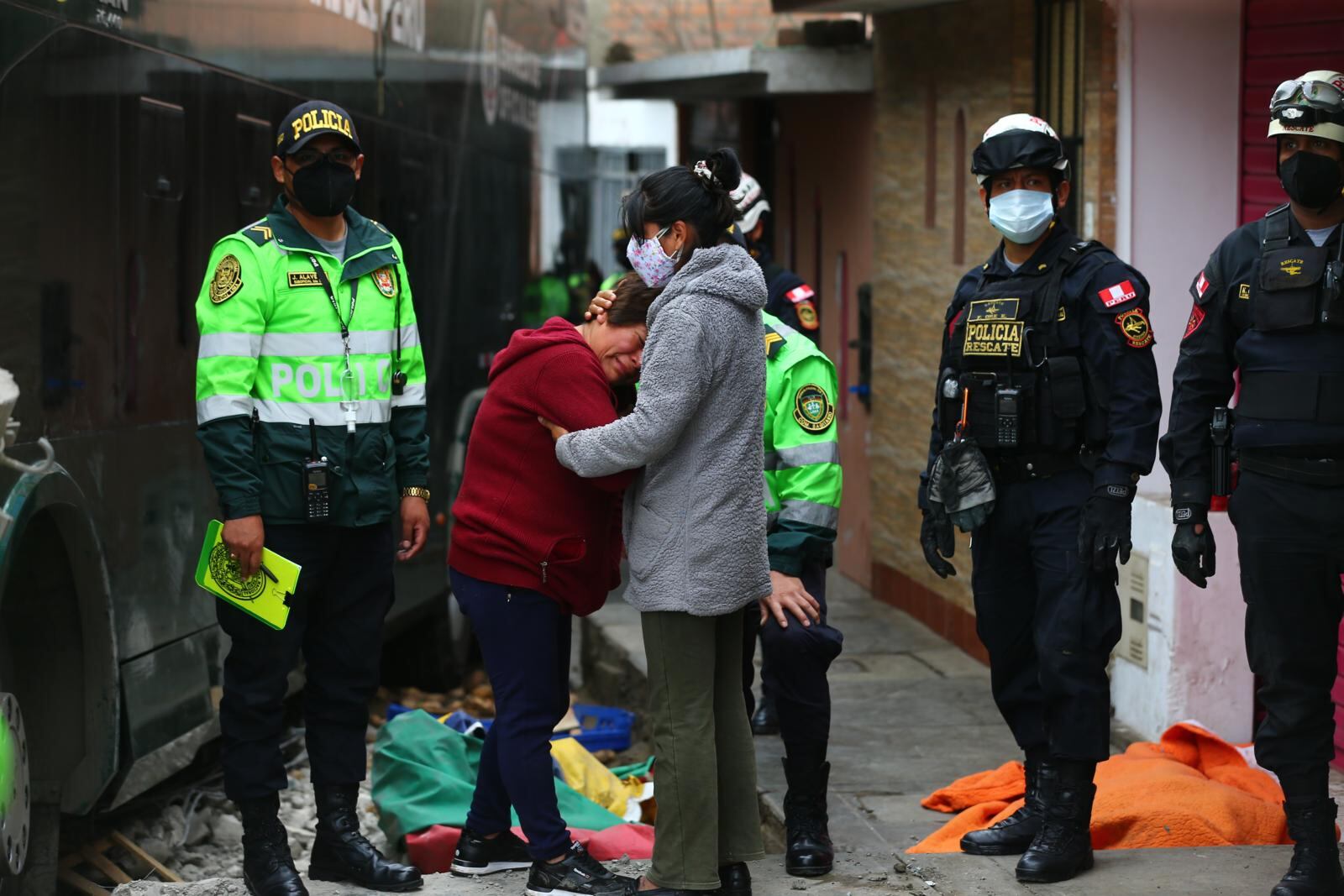 Mamá, hermanos y otros familiares de la víctima no podían creer lo sucedido. Ellos exigieron justicia. | Foto: Hugo Curotto