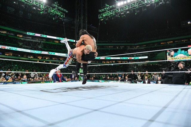 En una noche de grandes emociones, concluyó el reinado de Roman Reigns en WWE. Cody Rhodes es el campeón y la lucha tuvo la intervención de The Rock, The Undertaker y John Cena. (WWE Corp)