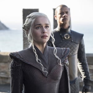 Daenerys Targaryen finalmente ha zarpado hacia Westeros con sus ejércitos, dragones y el nuevo Mano Derecha de la Reina, Tyrion Lannister.