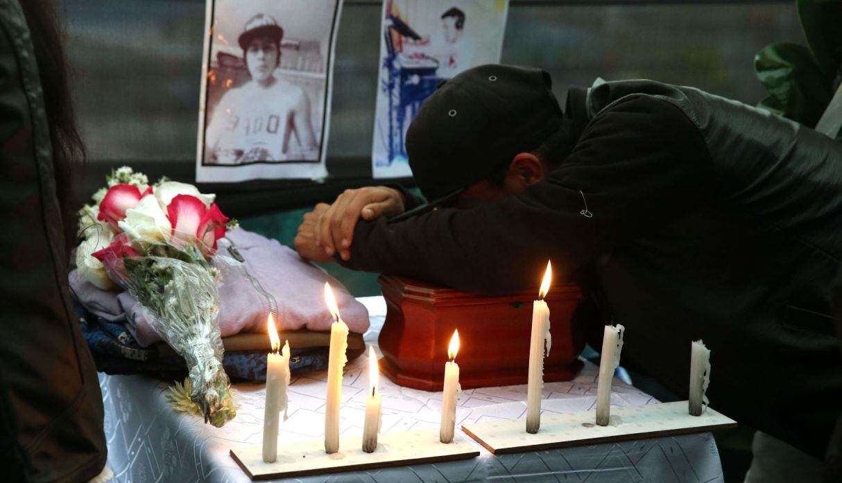 Los cuerpos de los jóvenes, quienes trabajaban dentro de la estructura metálica y eran encerrados por sus empleadores en condiciones infrahumanas, fueron rescatados seis días después del siniestro. (Foto: Vidal Tarqui/Agencia Andina)