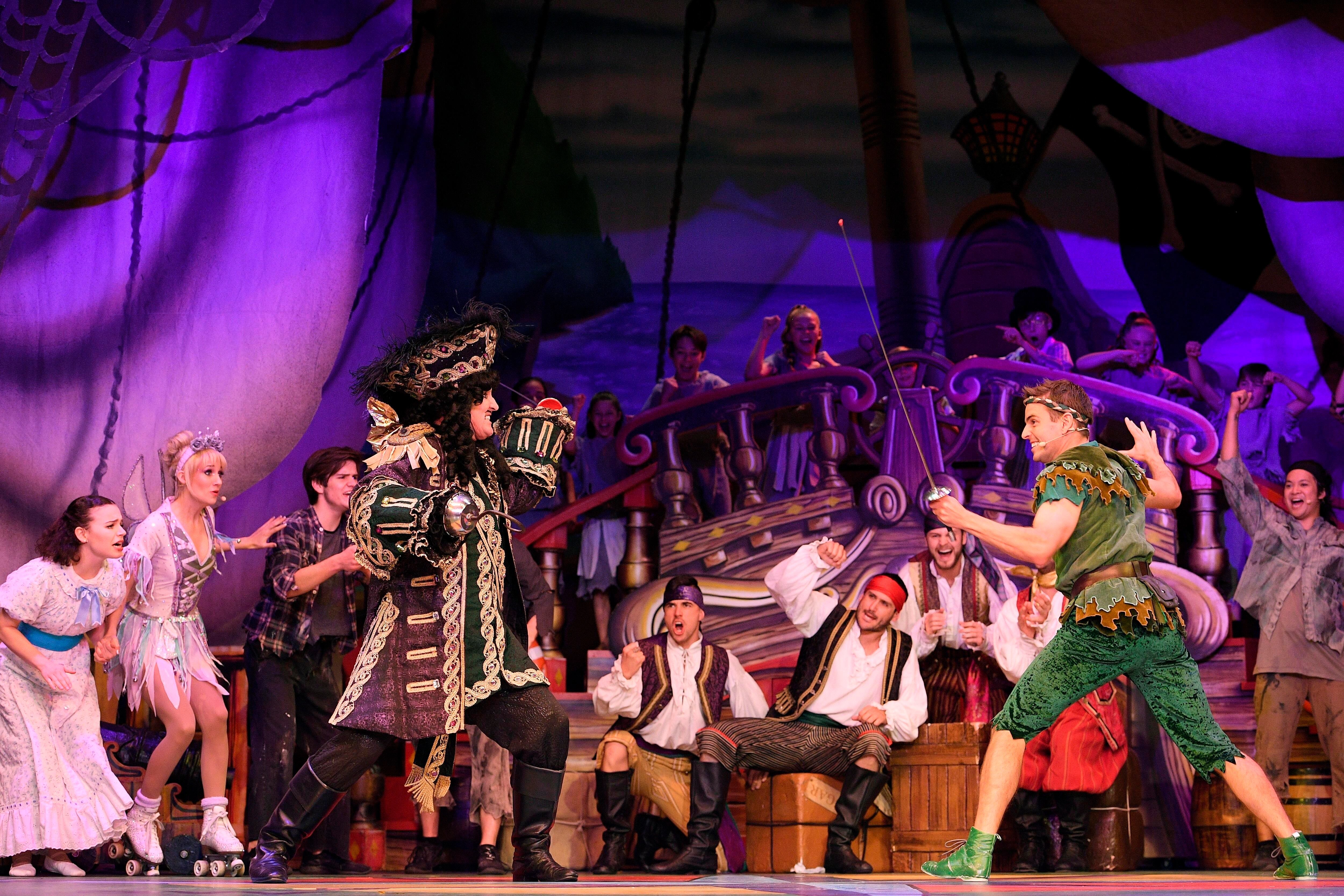 El neozelandés Tim Maddren como Peter Pan (d) y el australiano Todd McKenney como capitán Hook (i) se presentan durante la pantomima musical "Peter Pan y Tinkerbell". (Foto: EFE/Dan Himbrechts)