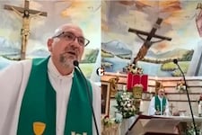 ¡“Todos vamos a morir” y ocurrió la tragedia! Sacerdote dijo estremecedora frase antes de ser aplastado por una cruz durante misa en vivo