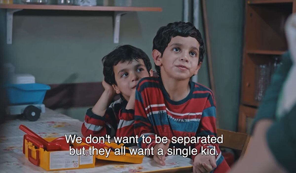 Las dudas de los niños en el orfanato en "Una casa para Azul" ponen en aprietos a Aysegül (Foto: MF Yapim / Medyapim)