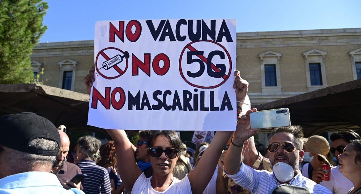 Entre los grupos antimascarilla se incluyen teóricos de la conspiración, libertarios y antivacunas. (Foto: Getty Images).