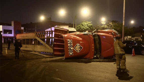 Tráiler se vuelca en Plaza unión